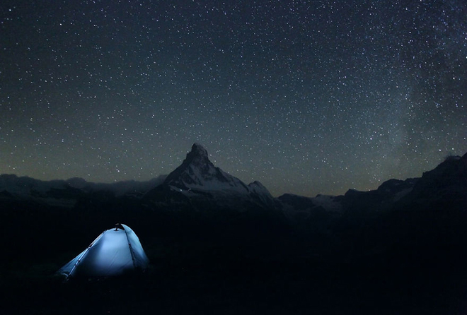 Trời đêm đầy sao đẹp như trong cổ tích - phong cảnh mà bạn chỉ có cơ hội chiêm ngưỡng khi đang ở trên đỉnh núi dãy Alps.
