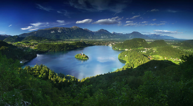 Hồ Blejsko ở dãy núi Alps.