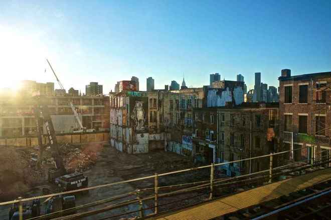 Một góc phố New York trầm mặc trong nắng sớm với công trường ngổn ngang. Bức hình ghi lại từ vị trí trên tàu điện