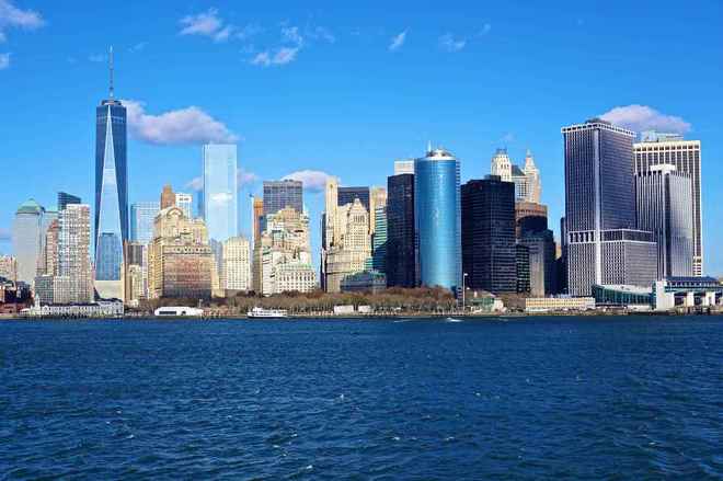Vịnh Thượng New York (Upper New York Bay) nên thơ trong một bức ảnh được chụp khi đang di chuyển trên phà. Đây được coi là khu vực trung tâm của Cảng New York và New Jersey, thường được gọi là bến cảng New York.