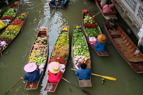 Chợ nổi Bangkok Noi tấp nập những chuyến thuyền chở vật phẩm mua bán