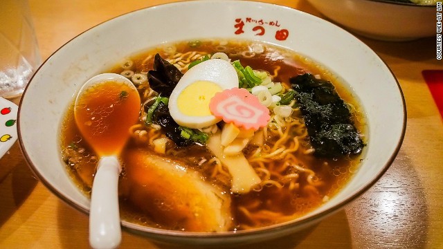 Không phải tất cả các món ramen ở Hokkaido đều có canh miso. Mì đặc trưng nhất ở thành phố Asahikawa là shoyu. Một bát shoyu có nước súp nấu từ thịt heo, xương gà và nước hầm từ hải sản.