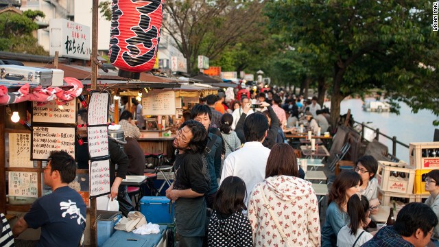 Tại khu Hakata, thành phố Fukuoka, tỉnh Fukuoka, yatai (các xe bán đồ ăn di động) xuất hiện hàng ngày dọc các con sông ở quận Tenjin. Những người bán hàng ở đây chủ yếu phục vụ tonkotsu, một món ramen truyền thống.