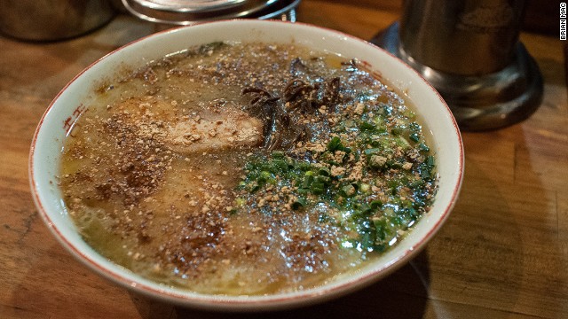 Ở Kumamoto người ta thường ăn mì ramen với tỏi được chế biến thành dạng dầu gọi là mayu. Người ăn có thể cho thêm nếu cần thiết vì dầu được làm và để sẵn trong lọ đặt trên bàn ăn.