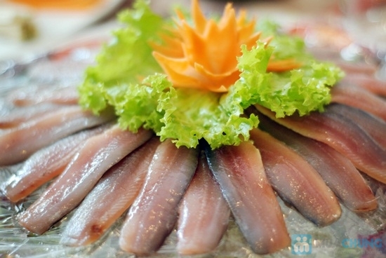 Cá trích tươi cuốn bánh tráng với đủ loại rau, ít dừa nạo, chấm với nước mắm hảo hạng là món ăn khoái khẩu ở Phú Quốc