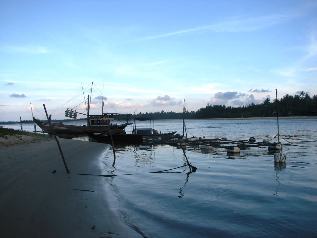 Thuyền đánh cá của ngư dân vào sáng sớm