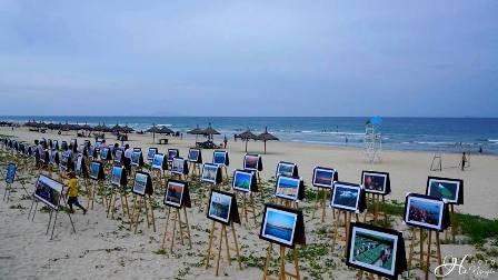 Hơn 100 bức ảnh về quê hương, biển đảo được triển lãm tại bãi biển