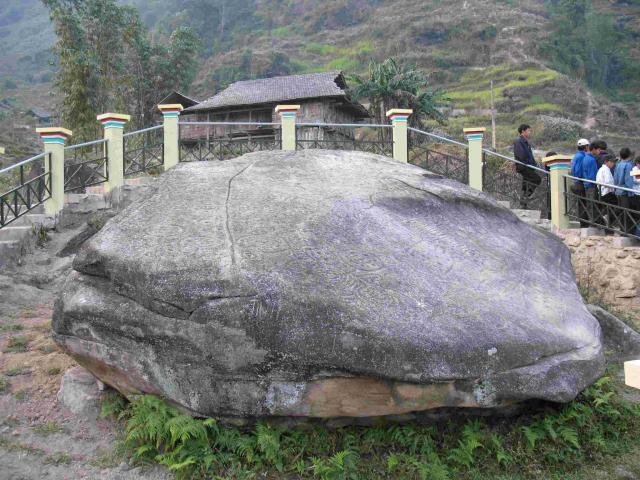 Bãi đá cổ Nấm Dần - Điểm du lịch hấp dẫn ở Hà Giang.