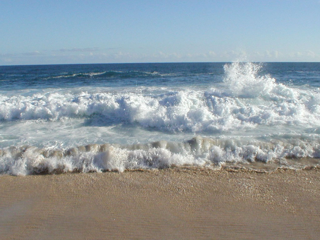 Những con sóng đua nhau sô vào bờ cát trắng