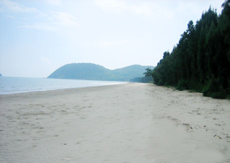 Bãi tắm Trường Chinh cát trắng, dài 3km
