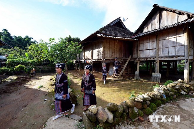 157 hộ người Lự đang sinh sống ở Bản Hon, với hàng trăm ngôi nhà sàn được bảo tồn nguyên trạng. (Ảnh: Thanh Hà/TTXVN)