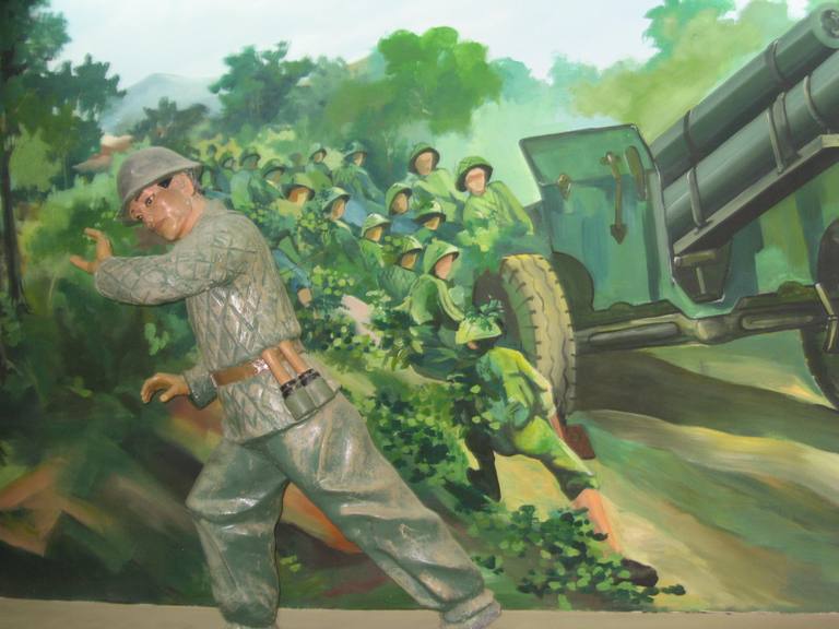 Mô hình bộ đội ta hò kéo pháo, những chiếc xe thồ chở lương thực lên Điện Biên