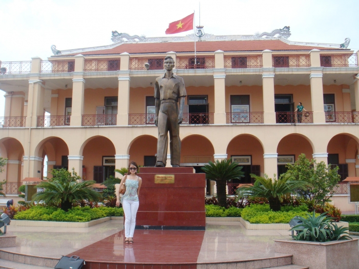 Tượng đài Chủ tịch Hồ Chí Minh trước bảo tàng