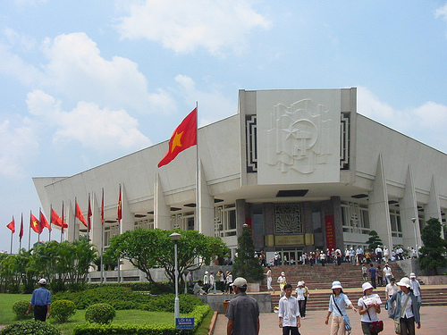 Tòa nhà bảo tàng là khối hình vuông vát góc, đặt chéo, cao gần 20m