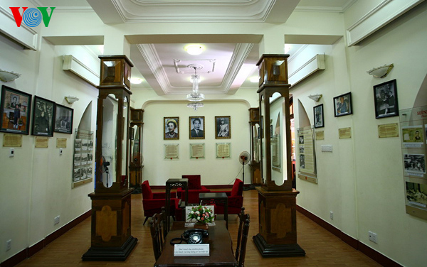 Nội thất phòng khách tại tầng trệt Biệt thự Xương Rồng, hiện là phòng trưng bày lịch sử liên quan đến vua Bảo Đại, gia đình và triều Nguyễn
