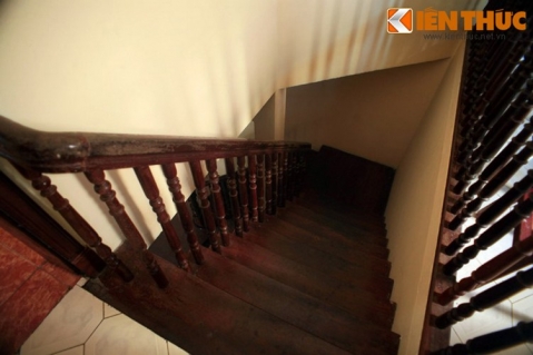 Biệt thự còn có một cầu thang dẫn xuống tầng hầm, là nơi đặt nhà bếp, tích trữ rượu, đồng thời cũng là lối thoát hiểm