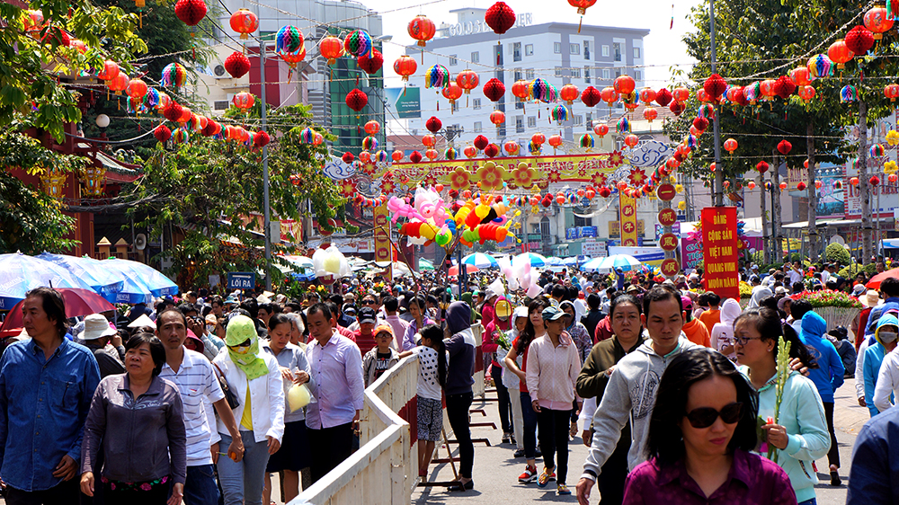 hàng ngàn người từ khắp nơi đã đổ về Chùa Bà để hành hương