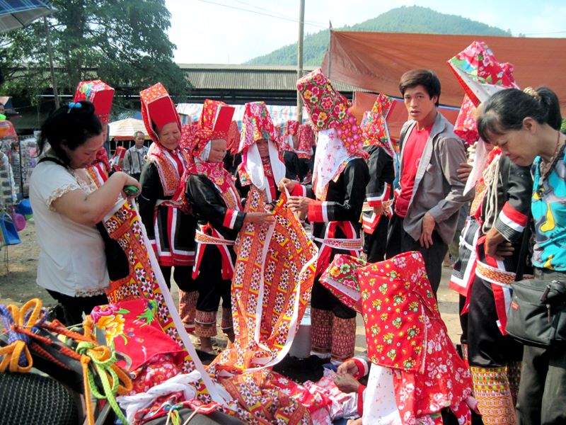 Đồng bào bản địa mua bán tại chợ phiên ở Bình Liêu.