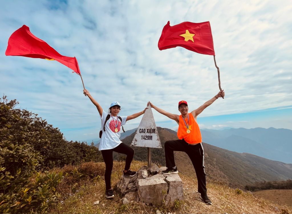 Du khách chinh phục đỉnh Cao Xiêm, nóc nhà của Quảng Ninh.