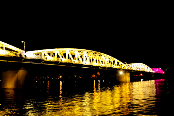 Đêm ca Huế trên sông Hương thường được bắt đầu từ 7 giờ tối. Đò nghe ca Huế được thả trên sông đoạn từ Phu Văn Lâu đến cầu Tràng Tiền, đi ngang qua kinh thành