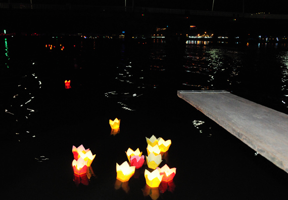 ...lấp lánh những ngọn đèn hoa đăng thả trên sông
