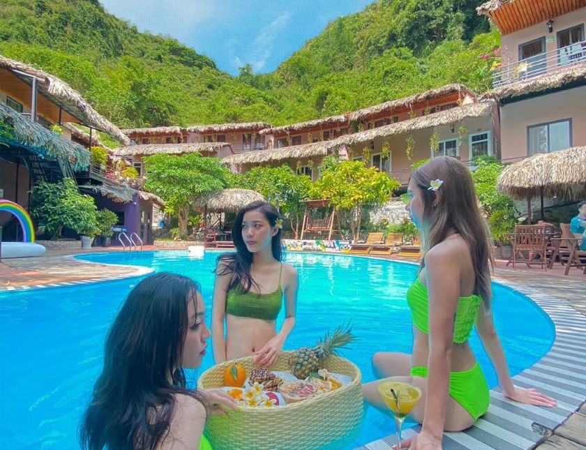 Du khách tạo dáng bên bể bơi trong khu nghỉ dưỡng trên đảo Cát Bà.