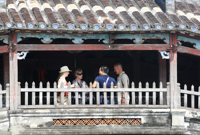 Du khách nước ngoài thăm quan chùa Cầu. 
