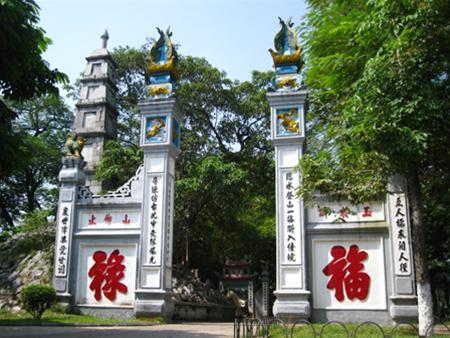 Cổng ngoài đền Ngọc Sơn