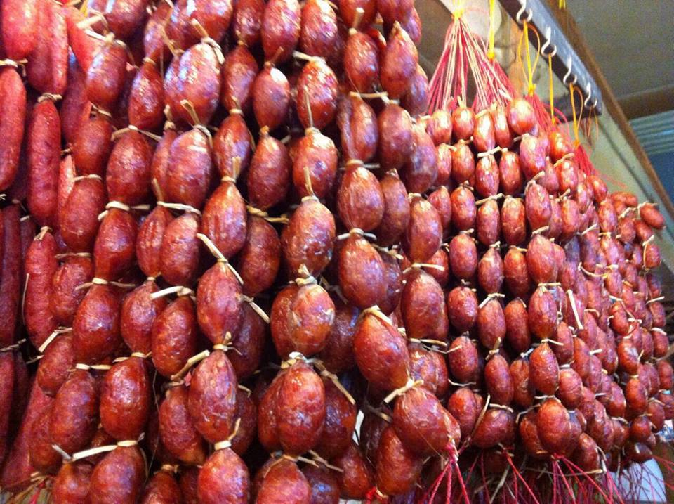 Tung lò mò là món ăn đậm chất truyền thống của đồng bào Chăm tại An Giang còn gọi là lạp xưởng bò. Ảnh: agriviet.com Đặc sản Châu Đốc - Tung lò mò