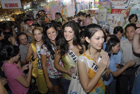 Những bông hoa của cuộc thi Miss Universe 2008 làm rộn ràng thêm không khí của chợ Bến Thành