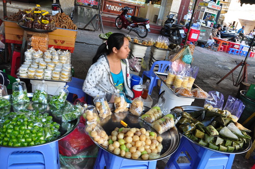 Các món bánh trong chợ cũng đặc biệt hấp dẫn. Ảnh: Lam Linh