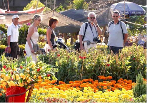 Du khách đến thăm quan chợ hoa Đà Lạt