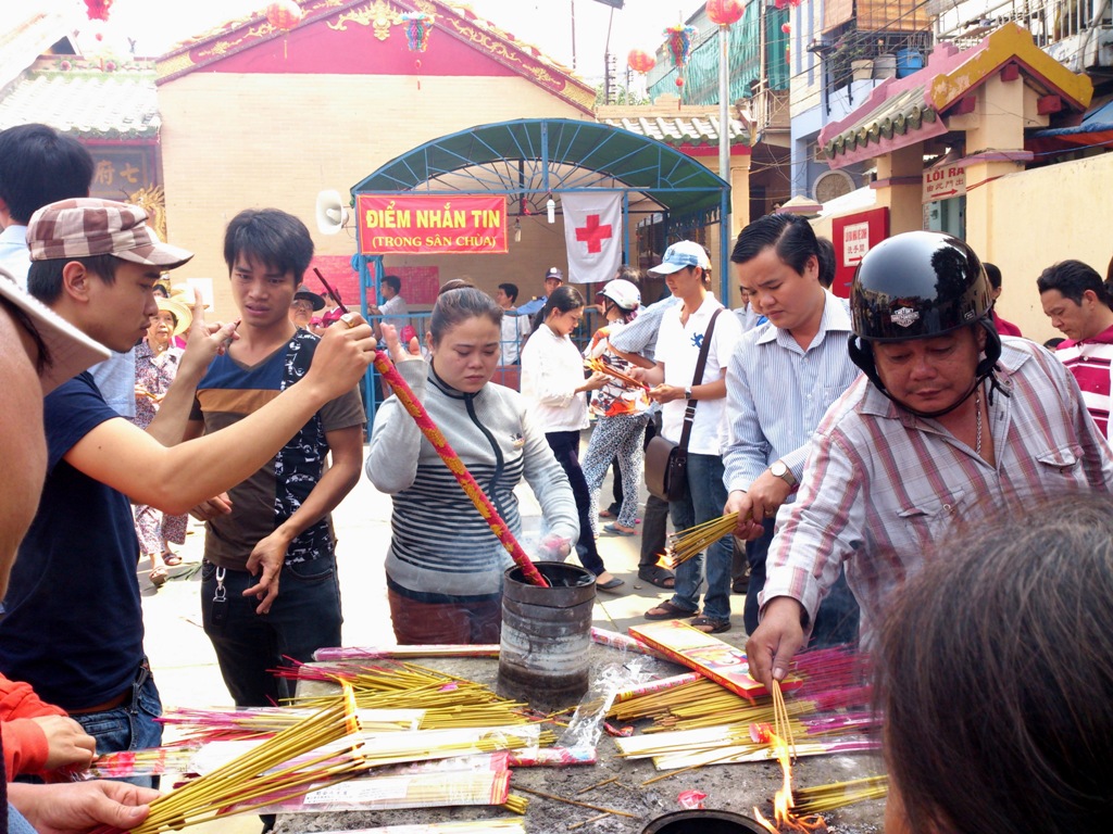 Chuẩn bị nhang đèn vào cúng Bà