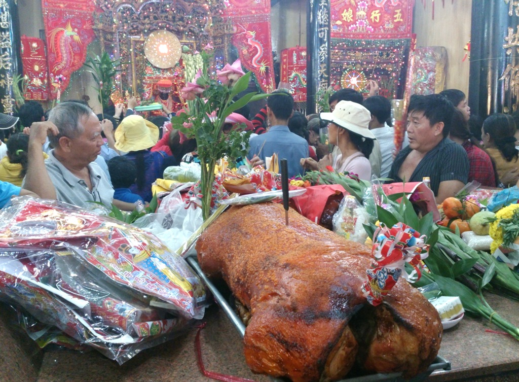 Nhiều du khách mang heo quay đến cúng Bà