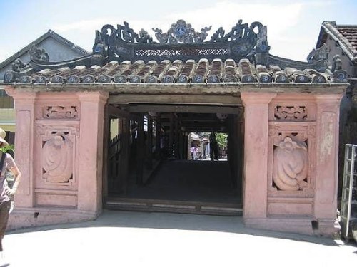 Cổng vào chùa Cầu