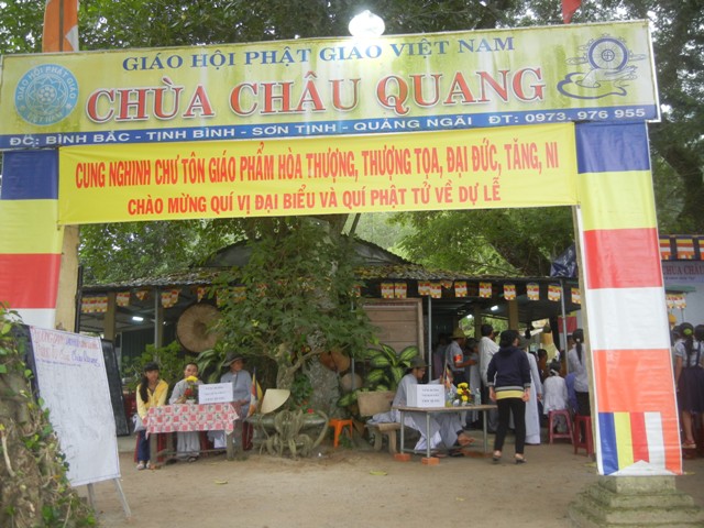 Cổng chùa Châu Quang