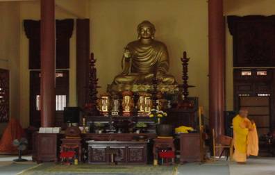 Khu bàn thờ Phật Tổ chùa Cổ Lâm
