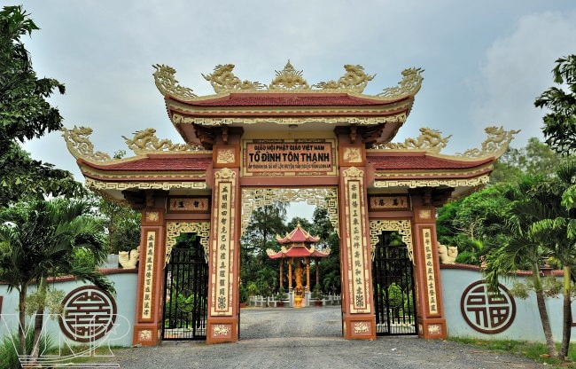 Chùa Tôn Thạnh là ngôi chùa cổ nhất Long An ban đầu có tên là chùa Lan Nhã được Thiền sư Viên Ngộ sáng lập năm 1808