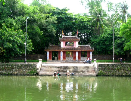 ​ Cổng tam quan chùa Diệu Đế xây dựng theo lối kiến trúc hai mái đặc trưng của Huế
