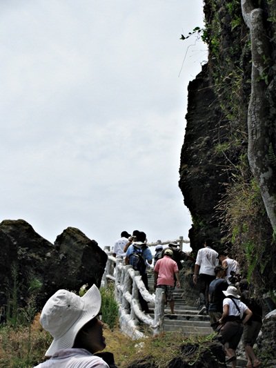 Có hơn 100 bậc thang men theo sườn núi dẫn đường lên chùa Đục