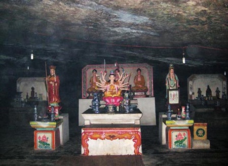 ​Bàn thờ Phật đạt ma và 3 vị tiền hiền đã khẩn hoang xây dựng huyện đảo Lý Sơn