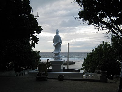 Tượng Bồ-tát Quan Âm lộ thiên (chùa Hang) nhìn ra biển Đông