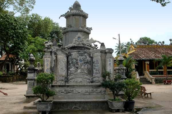 Tháp tổ Từ Vân