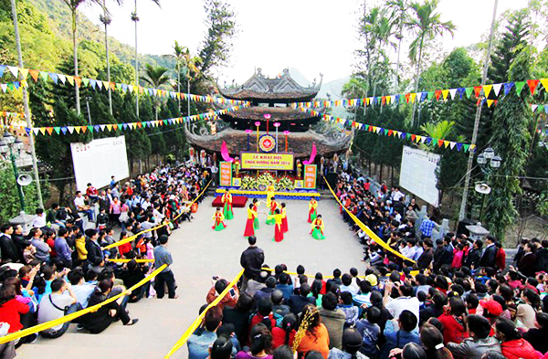 Không khí lễ hội náo nhiệt ở Chùa Hương dịp chính lễ.