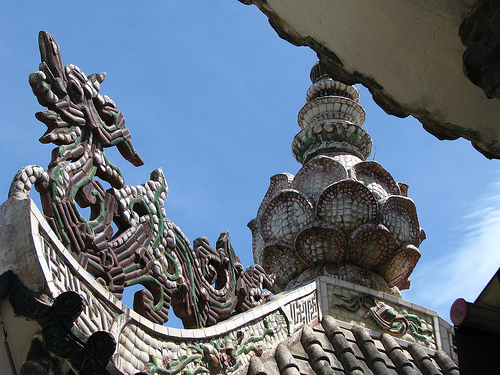 Tượng Rồng được trang trí trên mái chùa