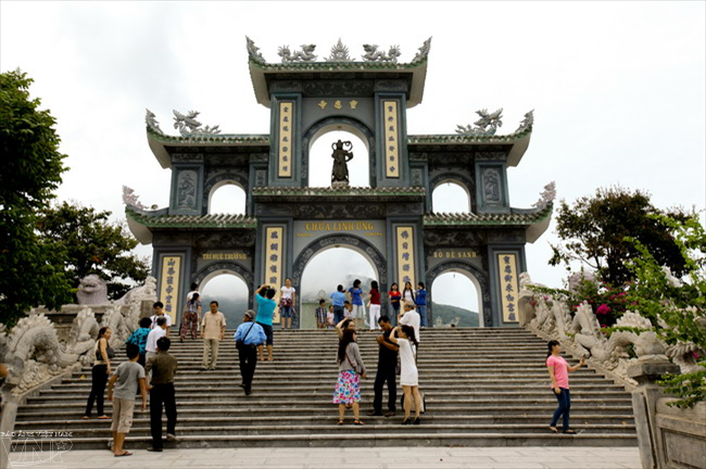 Không chỉ là địa điểm tâm linh, chùa Linh Ứng hiện còn là điểm đến của nhiều du khách.