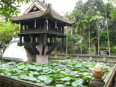 Rất đông du khách trong và ngoài nước đến tham quan vẻ đẹp độc đáo của ngôi chùa 