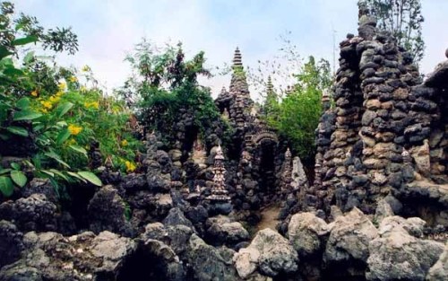 Trong chùa còn rất nhiều tháp, động, tượng được làm bằng san hô, vỏ ốc. Ảnh:vuonhoaphatgiao