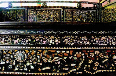 Giường gỗ được chạm khảm tinh tế của công tử Bạc Liêu được lưu giữ tại chùa