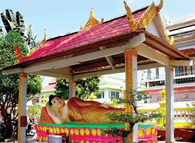 Xung quanh ngôi chùa được trang trí nhiều tượng Phật